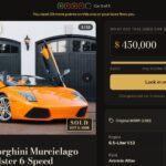 Jogador usando smartphone para adivinhar o preço de um carro usado no jogo The Daily Lowball