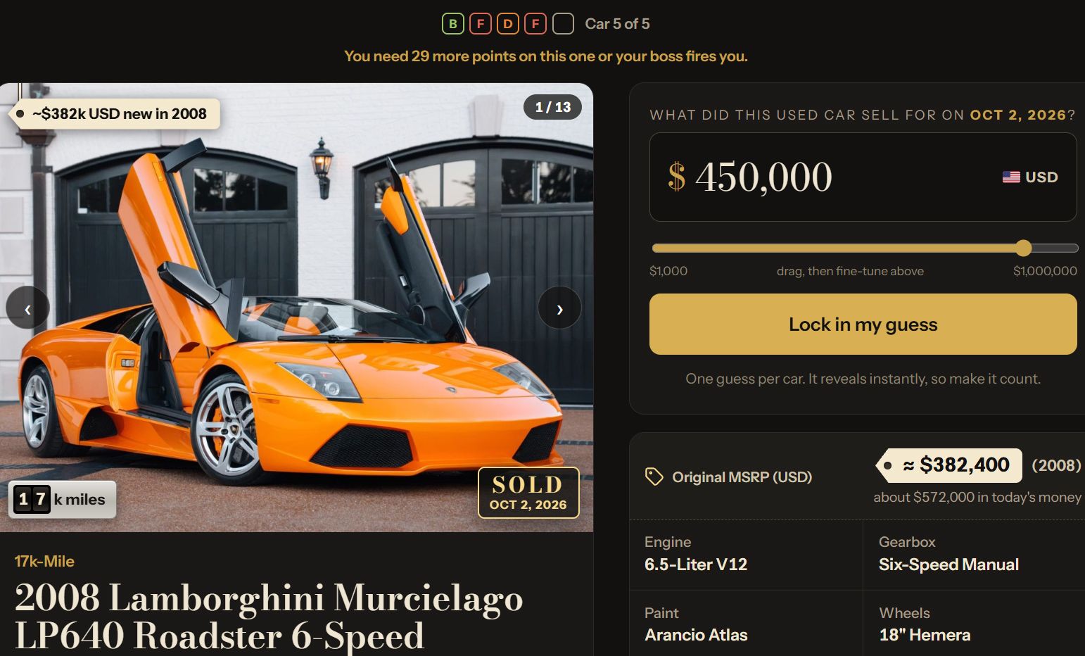Jogador usando smartphone para adivinhar o preço de um carro usado no jogo The Daily Lowball