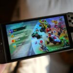 Imagem mostrando o Nintendo Switch 2 desbloqueado com interface do YouTube rodando no console portátil com tela aberta