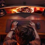 Monitor gamer AOC AGON G4Z C27G4Z/P de 27 polegadas com tela curva 1500R, taxa de atualização de 300 Hz e tempo de resposta de 0,3 ms em stance de mesa com iluminação RGB