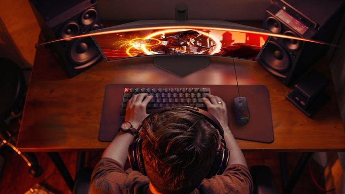 Monitor gamer AOC AGON G4Z C27G4Z/P de 27 polegadas com tela curva 1500R, taxa de atualização de 300 Hz e tempo de resposta de 0,3 ms em stance de mesa com iluminação RGB