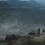 Cena do trailer de Death Stranding Isolations mostrando protagonista com visões de Entidades de Praia, com título 'Minha mãe se tornou uma cratera'